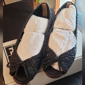 Brand new Frye Malorie woven peep 7.5 black